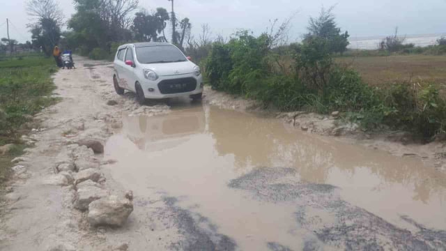 Rusak Berat, Jalan ke Pantai Badur Sumenep Segera Diperbaiki