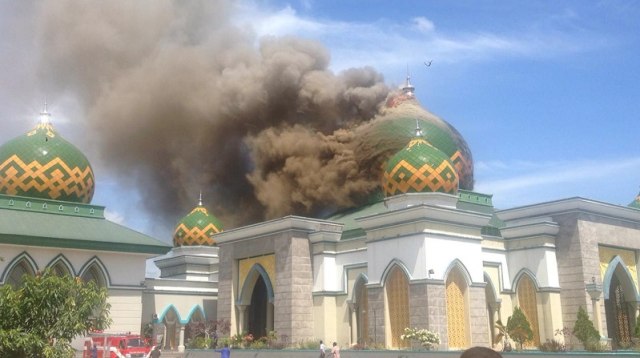  Video: Kubah Masjid Agung Belopa Terbakar