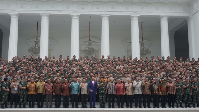 Presiden Jokowi berfoto bersama Purnawirawan TNI-Polri usai melaksanakan Rapat Pimpinan di Istana Negara, Selasa (29/1).  (Foto: Yudhistira Amran Saleh/kumparan)