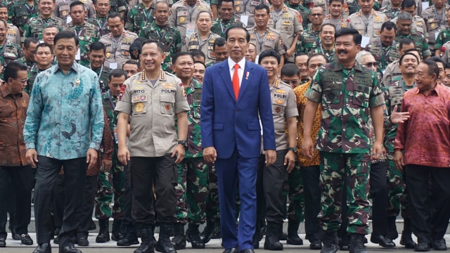 Presiden Jokowi dan Purnawirawan TNI-Polri usai melaksanakan Rapat Pimpinan di Istana Negara, Selasa (29/1). Foto: Yudhistira Amran Saleh/kumparan