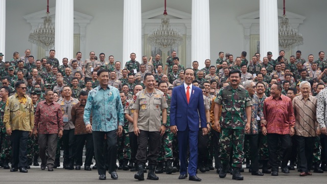 Presiden Jokowi dan Purnawirawan TNI-Polri usai melaksanakan Rapat Pimpinan di Istana Negara, Selasa (29/1). Foto: Yudhistira Amran Saleh/kumparan