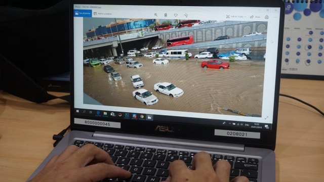 Hujan deras membanjiri jalanan di Madinah. (Foto: Matheus Marsely/kumparan)