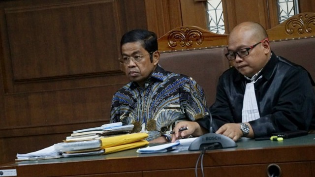 Mantan Sekjen Partai Golkar Idrus Marham (kiri) saat di Pengadilan Tipikor, Jakarta, Selasa (29/1). (Foto: Jamal Ramadhan/kumparan )