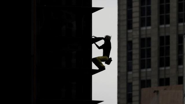 Aksi Alain Robert yang dikenal sebagai "The French Spiderman", memanjat Menara Internasional GT berlantai 43 di Makati City, Metro Manila, Filipina. (Foto: REUTERS/Eloisa Lopez)