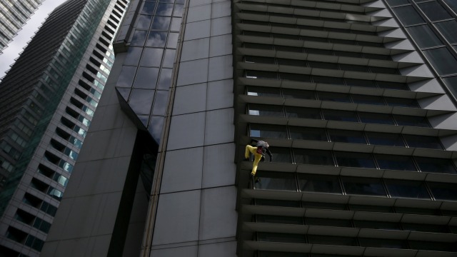 Aksi Alain Robert yang dikenal sebagai "The French Spiderman", memanjat Menara Internasional GT berlantai 43 di Makati City, Metro Manila, Filipina. (Foto: REUTERS/Eloisa Lopez)