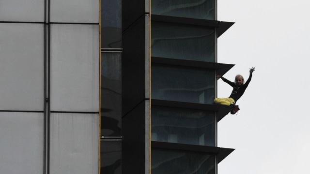 Aksi Alain Robert yang dikenal sebagai "The French Spiderman", memanjat Menara Internasional GT berlantai 43 di Makati City, Metro Manila, Filipina. (Foto: REUTERS/Eloisa Lopez)