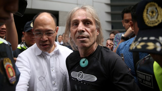 Alain Robert yang dikenal sebagai "The French Spiderman" usai memanjat Menara Internasional GT berlantai 43 di Makati City, Metro Manila, Filipina. (Foto: REUTERS/Eloisa Lopez)
