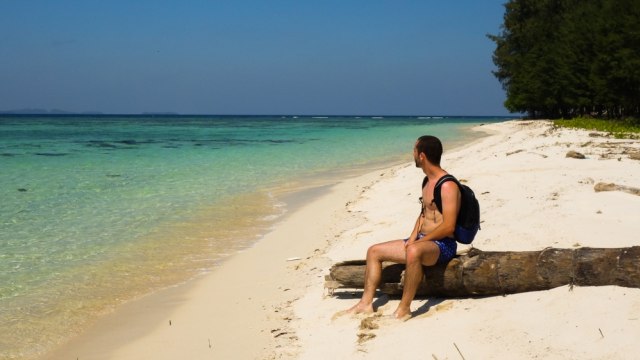 Traveler sedang menikmati Karimunjawa yang eksotis