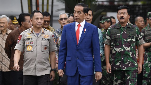 Presiden Joko Widodo (tengah), Kapolri Jenderal Pol Tito Karnavian (kiri) dan Panglima TNI Marsekal TNI Hadi Tjahjanto. Foto: ANTARA FOTO/Puspa Perwitasari