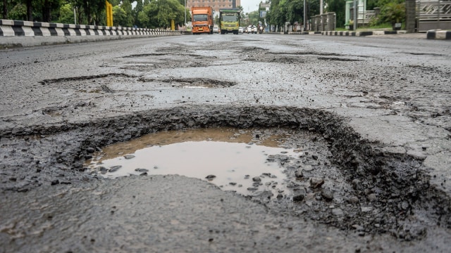 Ganjar Gerak Cepat Perbaiki Kerusakan Jalan Pantura: Penanganan Darurat (137419)