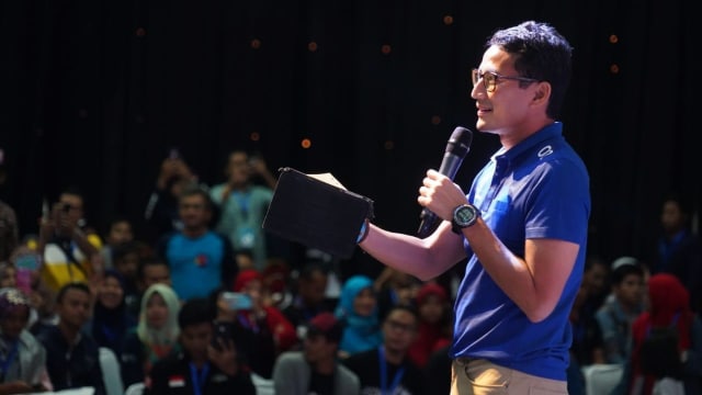 Sandiaga Uno, cawapres 02, berbincang dengan warga Eromoko, Wonogiri, Senin malam (28/1/2019). (Foto: Dok. Tim Sandiaga Uno)