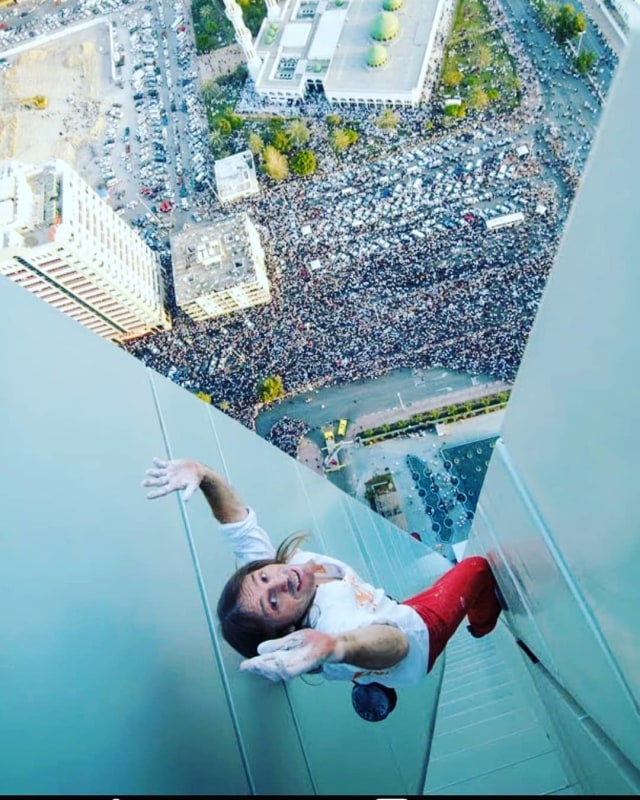 Alain Robert saat memanjat Gedung ADIA di Abu Dhabi, Uni Emirat Arab. (Foto: Instagram/@alainrobertofficial)