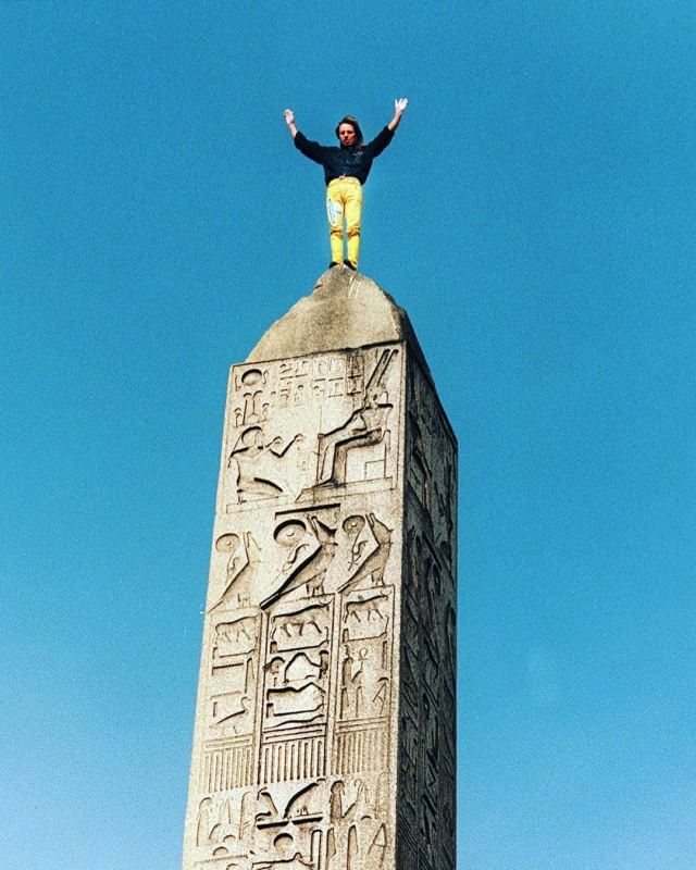 Alain Robert saat memanjat Obelisk di La Concorde Paris. (Foto: Instagram/@alainrobertofficial)