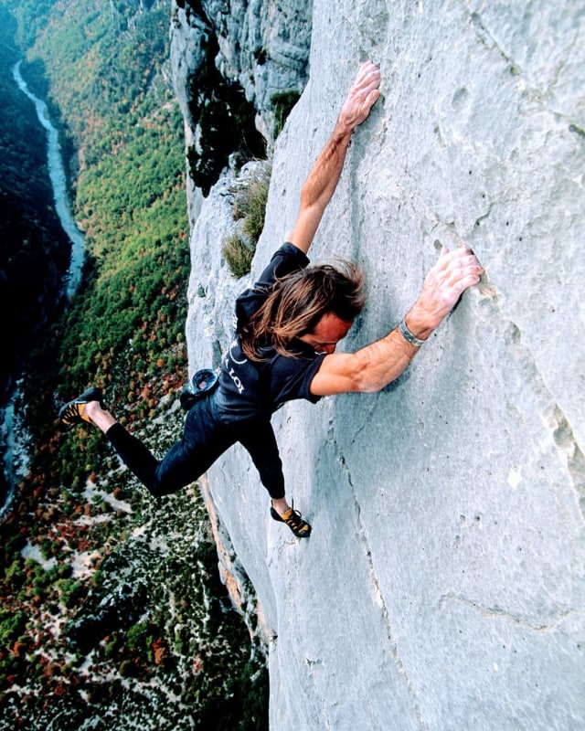 Alain Robert saat memanjat tebing batu. (Foto: Instagram/@alainrobertofficial)