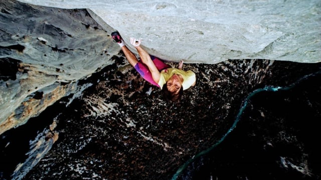 Alain Robert saat memanjat tebing batu. (Foto: Instagram/@alainrobertofficial)