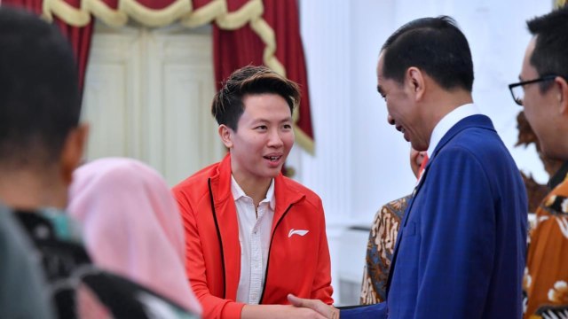 Liliyana Natsir (kanan) berjabat tangan dengan Presiden RI Joko Widodo (kiri) di Istana Merdeka. (Foto: Dok. Biro Pers Setpres)