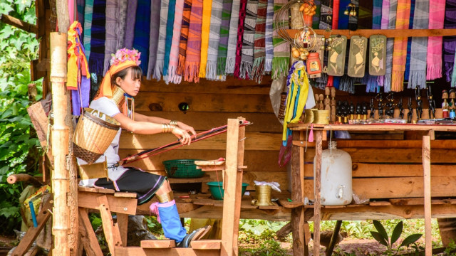 Wanita suku Karen sedang menenun kain (Foto: Shutter Stock )
