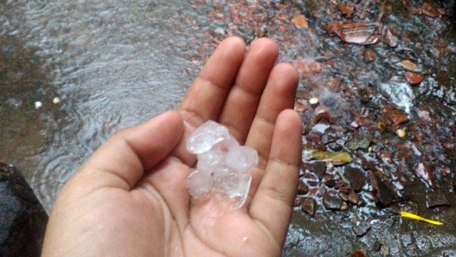 Fenomena hujan es terjadi Kabupaten Sleman DIY, Selasa (29/1) sore. (Foto: Dok. Istimewa)