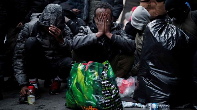 Sejumlah imigran mengambil barang-barang mereka ketika polisi Prancis mengevakuasi ratusan imigran yang tinggal di bawah jembatan Porte de la Chapelle, Paris, Prancis (29/1/2019). (Foto: REUTERS/Benoit Tessier)