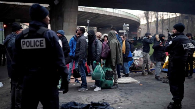 Suasana evakuasi para imigran yang tinggal di bawah jembatan Porte de la Chapelle, Paris, Prancis (29/1/2019). (Foto: REUTERS/Benoit Tessier)