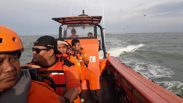 Tim Basarnas Semarang saat berangkat menuju lokasi tenggelamnya Ahmad Nurul Amin di Perairan Bandengan, Kendal.  (Foto: Dok. Basarnas)