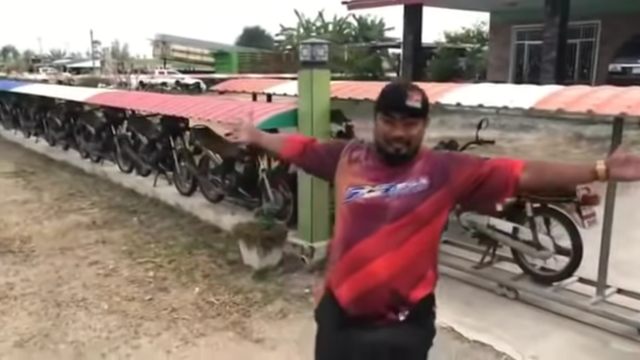 Pria Thailand bernama Tan pagari rumah dengan puluhan motor (Foto: YouTube)