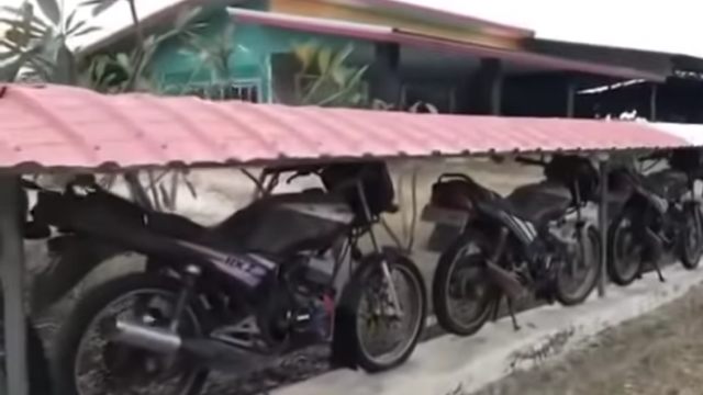 Motor 2 tak di Thailand tidak lagi digunakan, sehingga salah seorang pria Thailand gunakannya sebagai pagar rumah (Foto: YouTube)