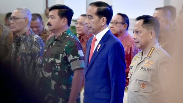 Presiden Joko Widodo, Kapolri Jenderal Tito Karnavian, Panglima Hadi Tjahjanto pada acara Rapim TNI-Polri di Istana Negara. Foto: Dok. Biro Pers Setpres