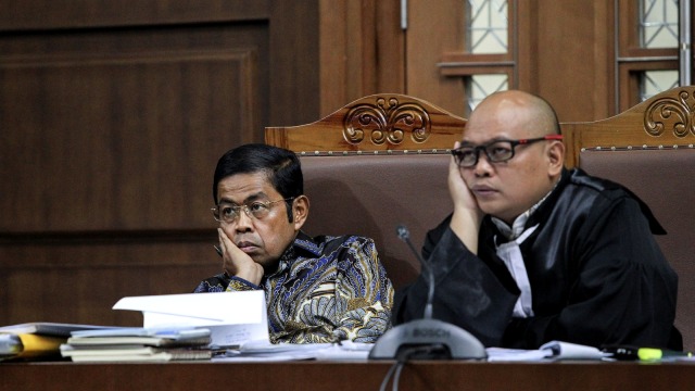 Terdakwa kasus dugaan suap proyek PLTU Riau-1 Idrus Marham (kiri) mengikuti sidang beragendakan pemeriksaan saksi di Pengadilan Tipikor, Jakarta, Selasa (29/1/2019). (Foto: Antara/Dhemas Reviyanto)