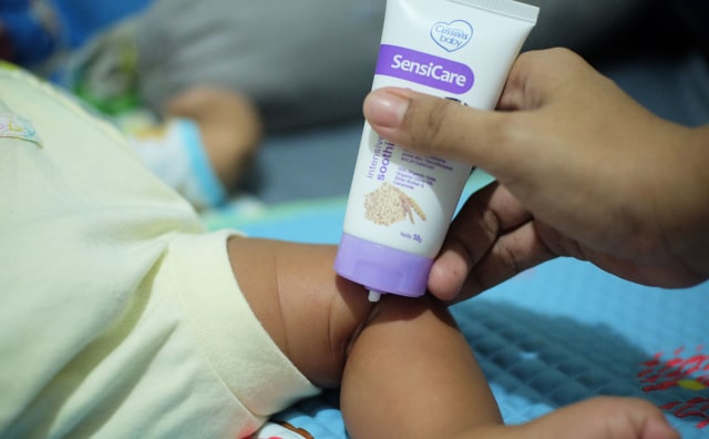 Mencegah Ruam Popok dengan Cussons Baby SensiCare Intensive Soothing Cream (3)