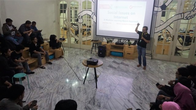 Fahmi Ismail, Founder at Media Kernels Indonesia menjadi salah satu pembicara di acara Machine Learning Indonesia x kumparan. (Foto: Abil Achmad Akbar/kumparan)