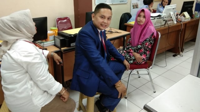 Caleg DPRD DKI Jakarta dari PAN, Lucky Andriani alias Kiki (kerudung pink), saat menyerahkan diri ke Kejari Jakpus. (Foto: Dok. Istimewa)