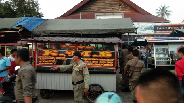 Tim gabungan menggeledah kios sate yang diduga berbahan daging babi di kawasan Simpang Haru Padang, Selasa 29 Januari 2019 (Irwanda/Langkan)