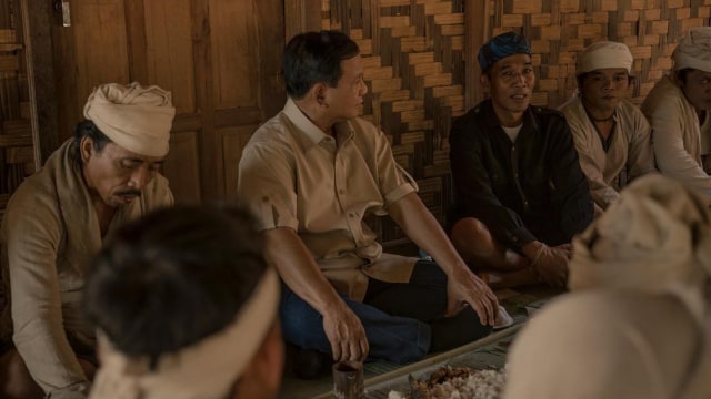 Prabowo berdiskusi bersama masyarakat Baduy Dalam dan Baduy Luar. (Foto: Instagram @prabowo)