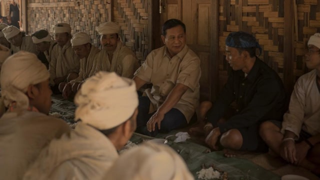 Prabowo berdiskusi bersama masyarakat Baduy Dalam dan Baduy Luar. (Foto: Instagram @prabowo)