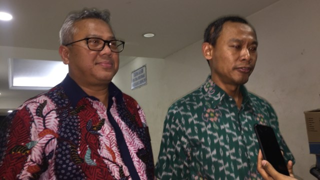 Ketua KPU Arief Budiman dan Komisioner KPU Pramono Ubaid usai diperiksa di Ditkrimum Polda Metro Jaya. (Foto: Fachrul Irwinsyah/kumparan)