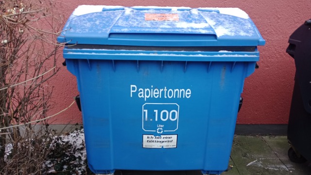 Tempat sampah untuk membuang kertas di Jerman. (Foto: Daniel Chrisendo/kumparan)
