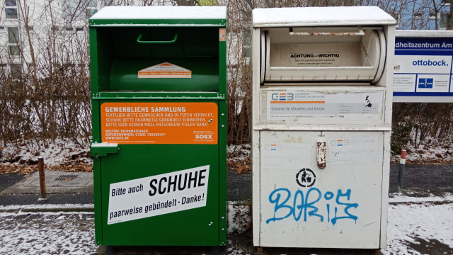 Tempat sampah untuk membuang pakaian dan sepatu di Jerman. (Foto: Daniel Chrisendo/kumparan)