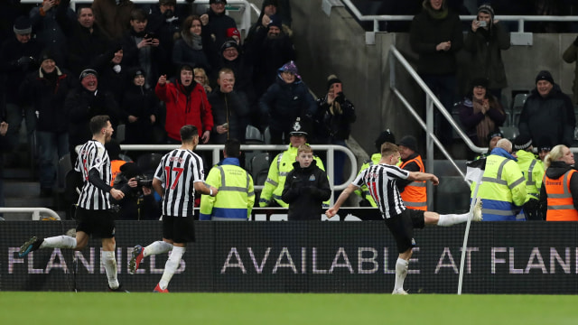 Matt Richie menendang tiang 'corner' setelah mencetak gol ke gawang City. (Foto: Action Images via Reuters/Lee Smith)