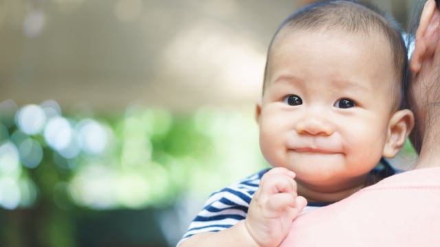 Bayi tumbuh dan berkembang pesat di usia 10 bulan (Foto: Shutterstock)