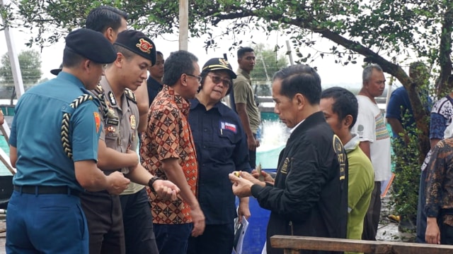Presiden Joko Widodo (tengah) di tambak rakyat di kawasan Muara Gembong, Bekasi, Jawa Barat. (Foto: Yudhistira Amran Saleh/kumparan)