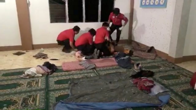 Sejumlah petugas evakuasi korban ledakan granat di masjid di Zamboanga, Filipina.  (Foto: Zamboanga Quick Response System/via REUTERS )