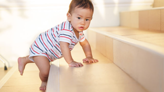 Ilustrasi bayi merangkak di tangga (Foto: Shutterstock)