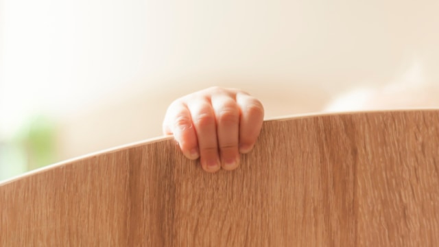 Siapkan benda-benda atau perabotan kokoh untuk bayi belajar merambat (Foto: Shutterstock)