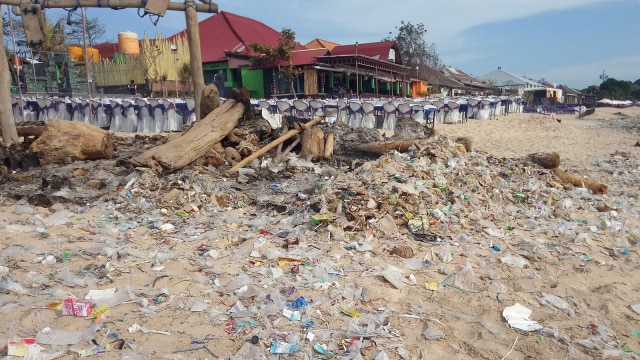 Tumpukan sampah di sepanjang pantai Bali. (Foto: Denita BR Matondang/kumparan)
