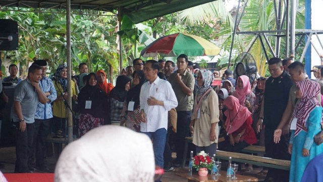 Presiden Jokowi meninjau nasabah Mekaar di Muara Gembong, Bekasi, binaan PT PNM (Persero).  (Foto: Yudhistira Amran Saleh/kumparan)