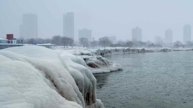 Gedung-gedung di Chicago terlihat diselimuti pusaran kutub atau polar vortex, Amerika (29/1/2019).  (Foto: REUTERS/Pinar Istek)
