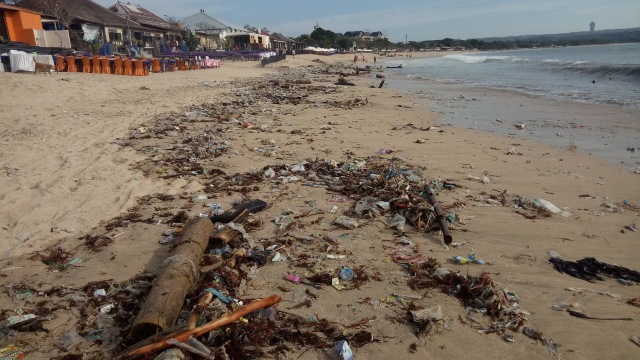 Tumpukan sampah yang berada di kawasan pantai di Kabupaten Badung, Bali. (Foto: Denita BR Matondang/kumparan)