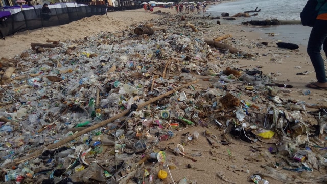 Tumpukan sampah yang berada di kawasan pantai di Kabupaten Badung, Bali. (Foto: Denita BR Matondang/kumparan)