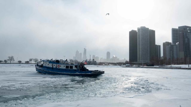 The James J. Versluis, sebuah kapal dari Departemen Chicago melintasi danau Michigan yang membeku, Amerika Serikat (29/1/2019). (Foto: REUTERS/Pinar Istek)